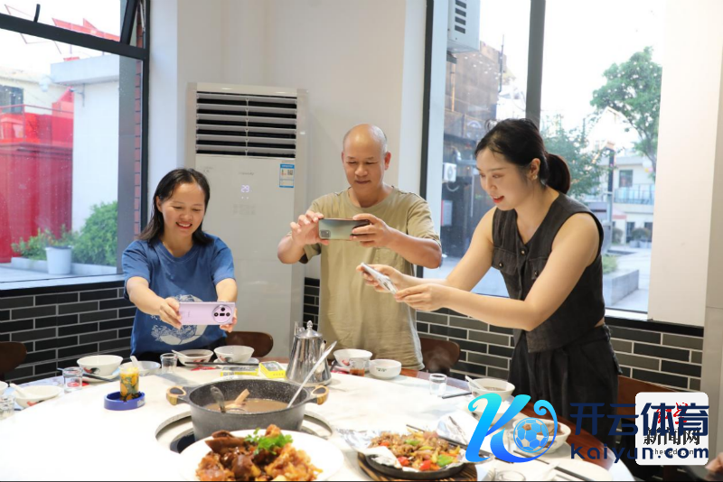 打卡北江大堤、逛夜市尝好意思食……世界网媒点赞三水夜生涯835